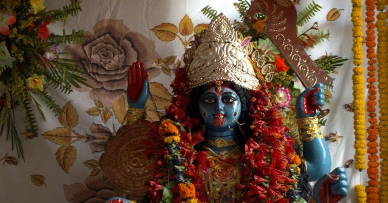 Ambe Tu Hai Jagdambe Kali Aarti Lyrics | अम्बे तू है जगदम्बे काली आरती ल‍िर‍िक्‍स ह‍िंदी में 