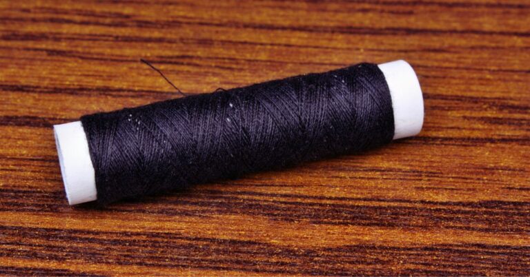 काला धागा पहनने का महत्व: ज्योतिषीय और धार्मिक दृष्टिकोण (Importance of wearing black thread)