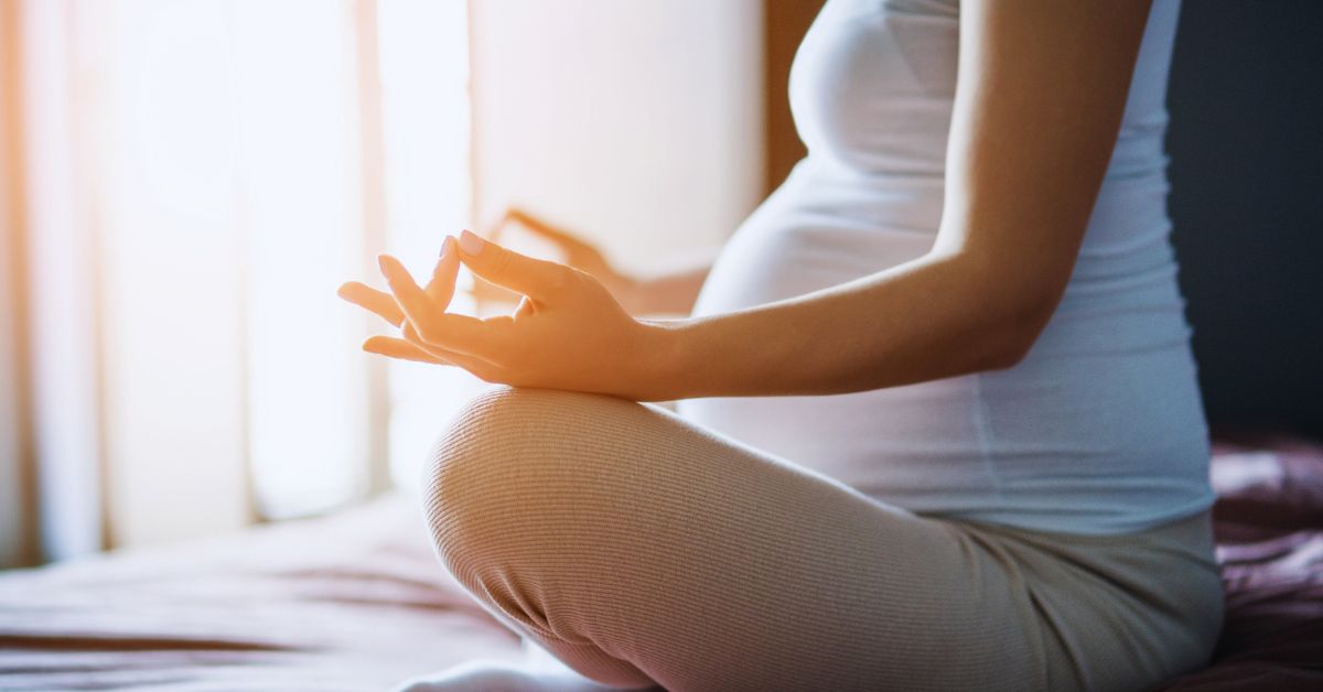 спокойная беременная женщина медитирует